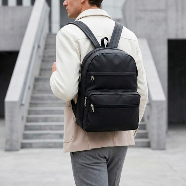 MOCHILA DE CUERO NEGRO