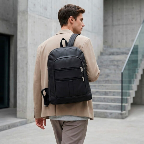 MOCHILA DE PIEL NEGRA CASUAL