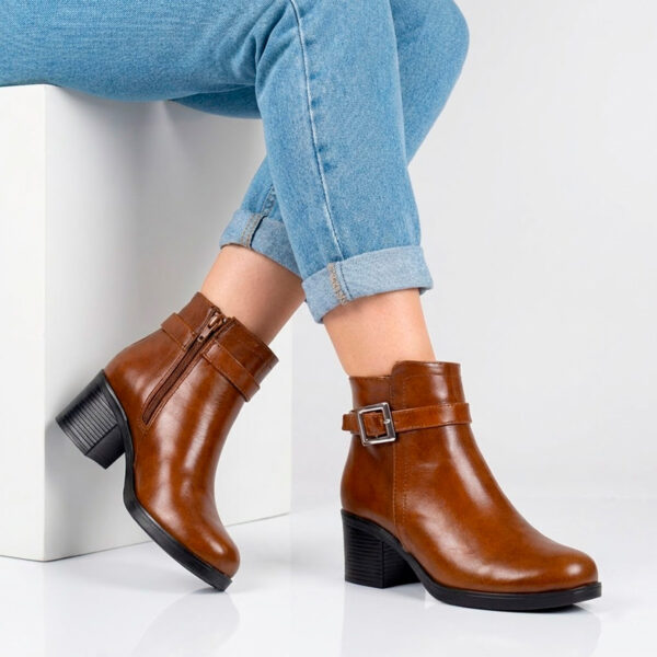 BOTA PARA DAMA DE PIEL MIEL CON EVILLA - copia