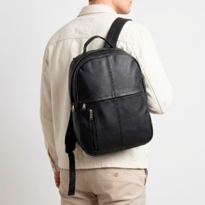 Mochila Negra de Piel Diseño Moderno y Compacto